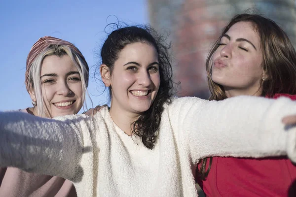 Szczęśliwy trzy najlepsze dziewczyny na zewnątrz co selfie na smartphon — Zdjęcie stockowe