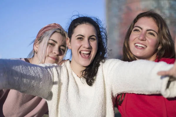 Tři šťastní nejlepší kamarádky venku takže selfie na smartphon — Stock fotografie