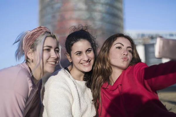 Tres mejores amigas felices al aire libre haciendo selfie en smartphon — Foto de Stock