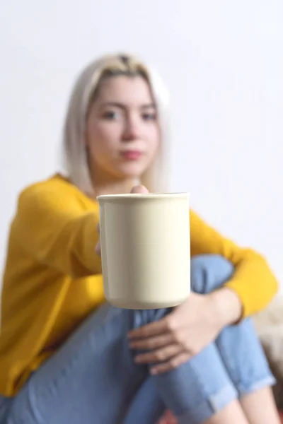 Adolescente que le ofrece una taza de té — Foto de Stock