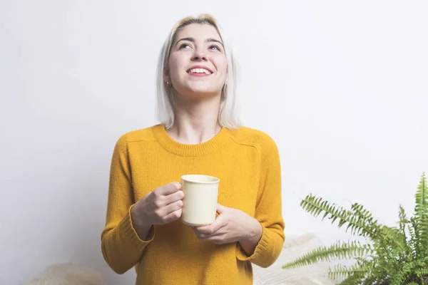 Hermosa mujer con taza de café, retrato — Foto de Stock