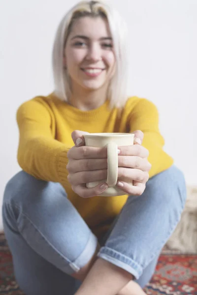 Adolescente que le ofrece una taza de té — Foto de Stock