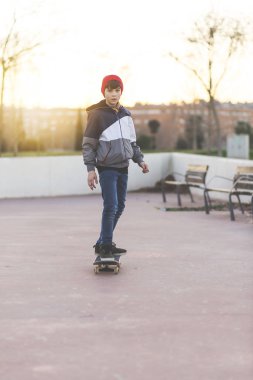 Patenci-genç sokakta yatılı bir şapka