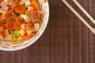 Yeşil salata taze sebze, beyaz peynir ve Siyah Zeytin ile.