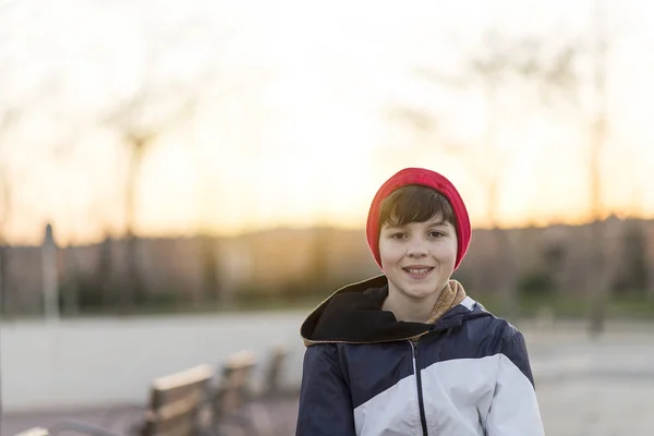 Giovane adolescente ritratto indossando un cappello rosso — Foto Stock