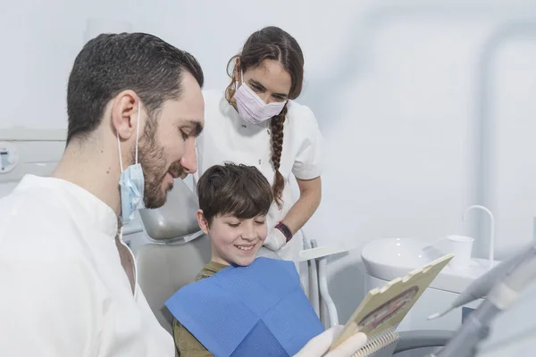 Portrait d'un dentiste avec son équipe travaillant en arrière-plan — Photo