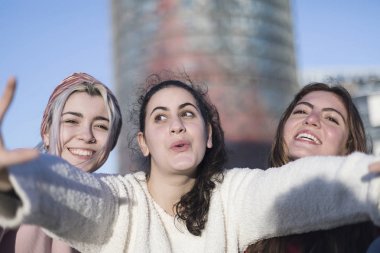 Üç mutlu en iyi kız açık havada selfie smartphon üzerinde yapma