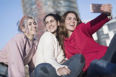Üç mutlu en iyi kız açık havada selfie smartphon üzerinde yapma