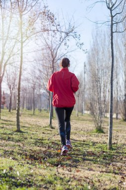 aktif ve sportif kadın atlet sonbahar doğa