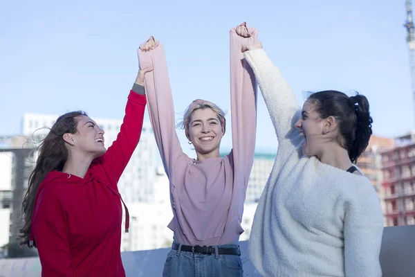 Happy üniversite öğrencileri atlamak ve için gülümseme