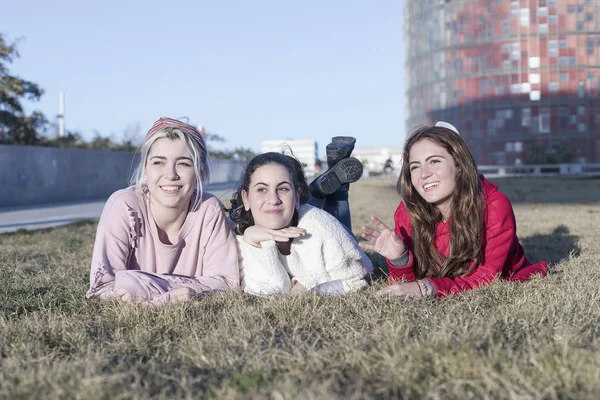 Happy dospívající přátelé baví v parku na jaře — Stock fotografie