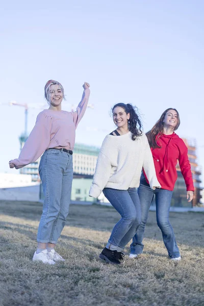 Glückliche College-Studenten springen und lächeln dir zu — Stockfoto