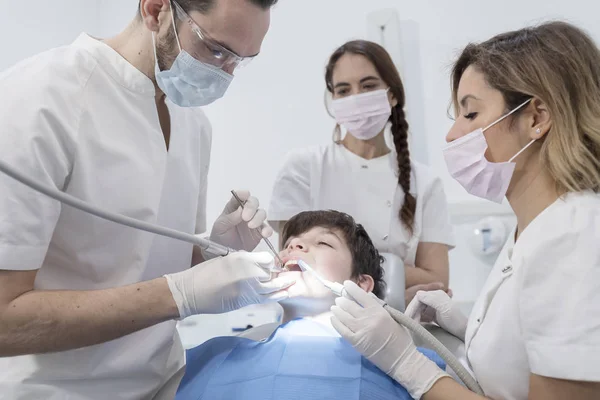 A portrait of a dentist with his team working — Stock Photo, Image