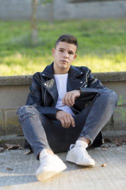 Oturan ben şık genç adam kameraya, arıyorsunuz deri ceketli