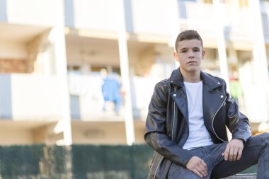 Oturan ben şık genç adam kameraya, arıyorsunuz deri ceketli