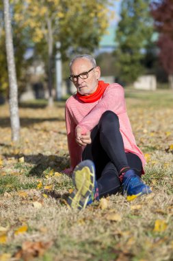 Komuta sizde parkta koşu sonra germe