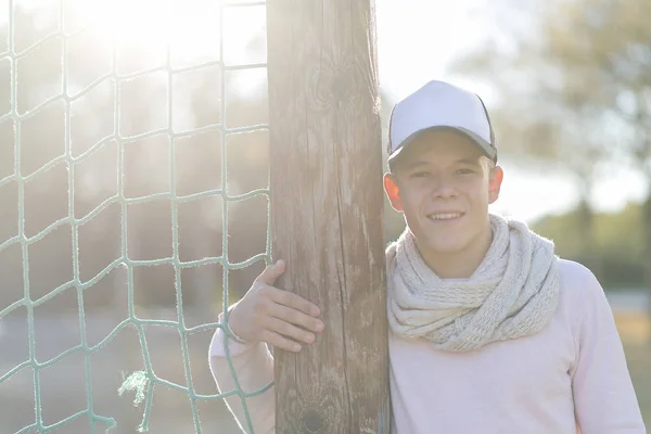 Retrato de un joven sonriente con gorra —  Fotos de Stock