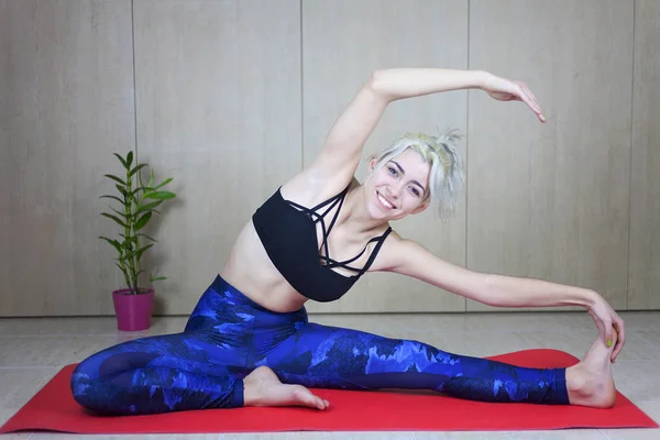 Vacker kvinna praxis yoga på yogastudio — Stockfoto