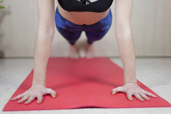 Hermosa mujer practica yoga en el estudio de yoga — Foto de Stock