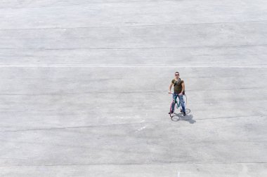 Bisikletiyle bir kare ile ayakta genç adam