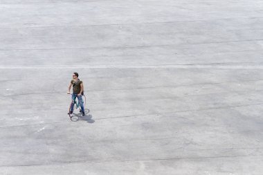 Bisikletiyle bir kare ile ayakta genç adam