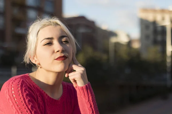 Portrét mladé blond ženy ukázal na ulici — Stock fotografie