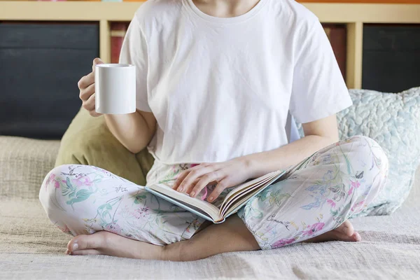 Sarışın güzel Bayan pijama onu sabah kahve içiyor