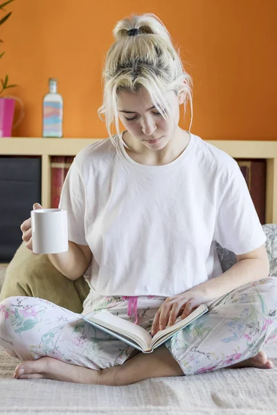 Rubia de pelo guapa dama en pijama es bebiendo su mañana cof — Foto de Stock
