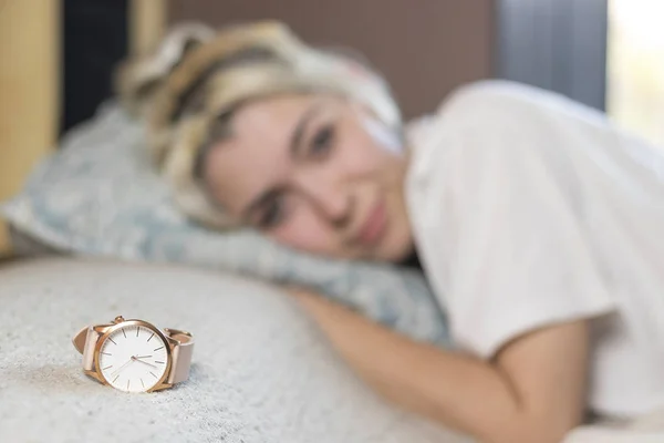 Una hermosa mujer feliz contenido acostada en la cama sonriendo a la cámara . —  Fotos de Stock