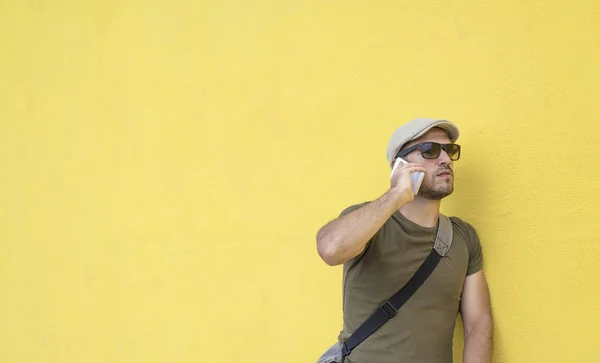 A városi ember használ egy telefon-az utcán — Stock Fotó
