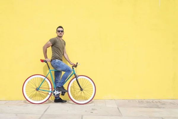 A rögzített hálót kerékpár jelentenek az ember — Stock Fotó