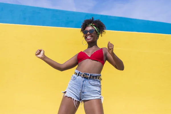 Zábava mladá afro americká žena smích s rukama zdviženýma — Stock fotografie