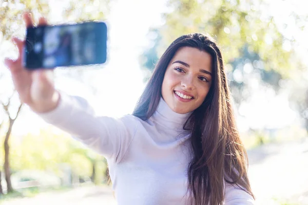 Hermosa selfie mujer joven en el parque — Foto de Stock
