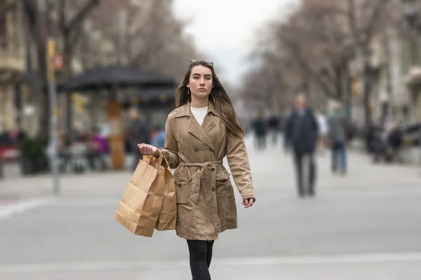 女人购物 购物女孩在户外 — 图库照片