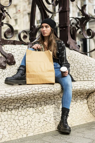 年轻的高加索女人购物后坐在户外拿着咖啡 — 图库照片