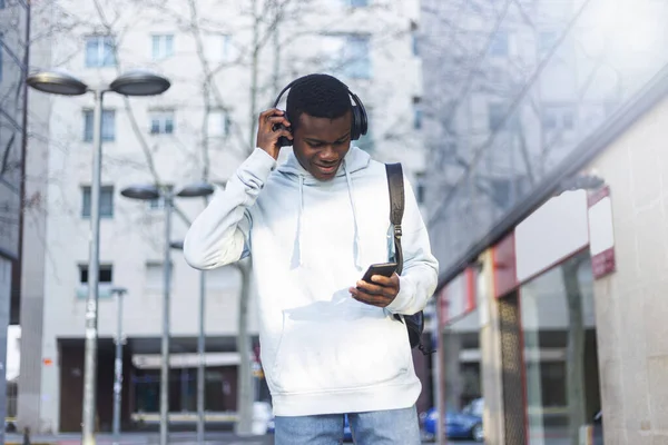 Африканський Молодий Чоловік Слухає Музику — стокове фото