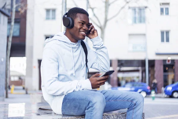 Afrikai Fiatal Ember Hallgat Zenét — Stock Fotó