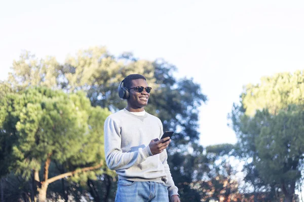 Афро Людина Використовує Мобільний Телефон — стокове фото