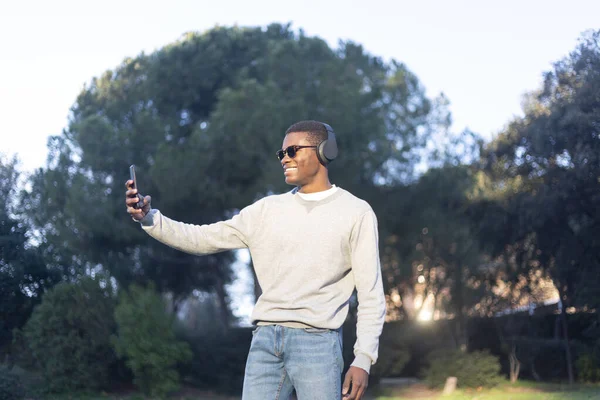 Афро Людина Використовує Мобільний Телефон — стокове фото