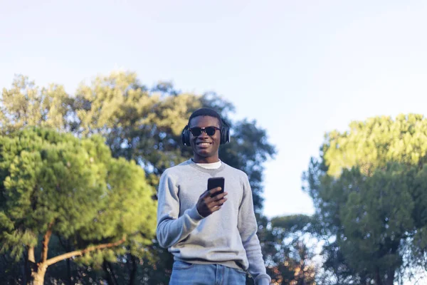 Afro Człowiek Pomocą Telefonu Komórkowego — Zdjęcie stockowe