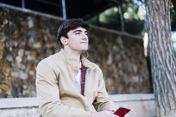 Hombre Joven Usando Teléfono Móvil Mientras Está Sentado Aire Libre —  Fotos de Stock