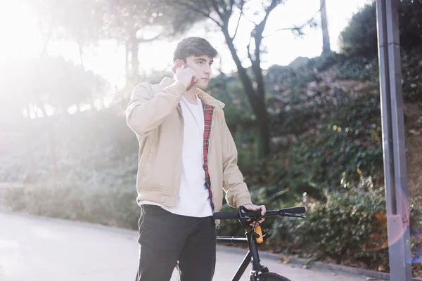 Fiatalember Mobilt Használ Biciklit Cipel Miközben Szabadban Sétál — Stock Fotó