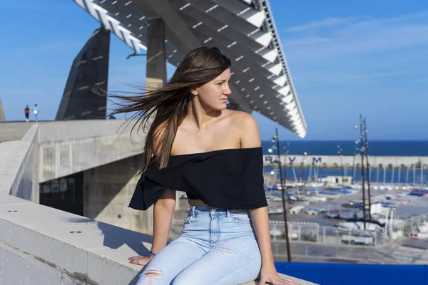 Joven Hermosa Mujer Con Pelo Largo Sentado Paseo Marítimo Contra — Foto de Stock