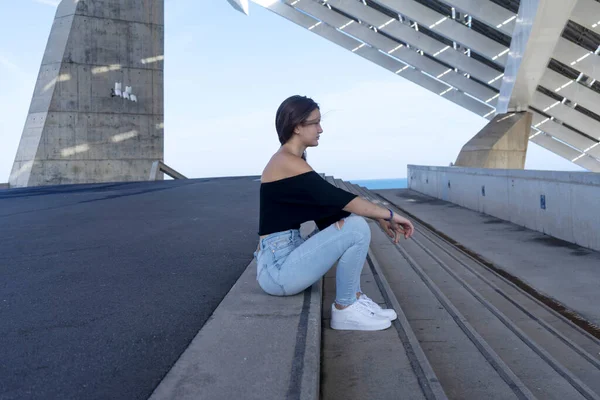 Una Mujer Hermosa Con Pelo Largo Sentado Escalera Del Paseo — Foto de Stock