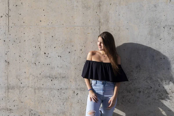 Menina Bonita Inclinada Parede Cinza Jovem Mulher Amigável Sorrindo Feliz — Fotografia de Stock