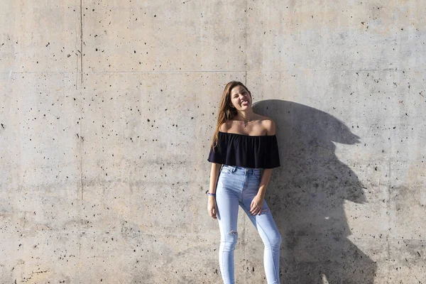 Hermosa Chica Apoyada Pared Gris Joven Mujer Amigable Sonriendo Feliz — Foto de Stock