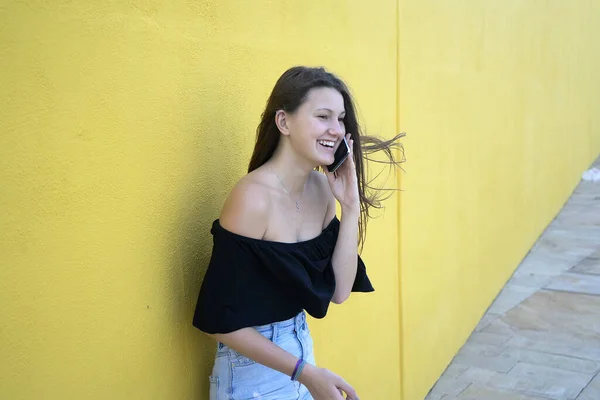 Hermosa Chica Apoyada Pared Amarilla Joven Mujer Amigable Sonriendo Feliz — Foto de Stock