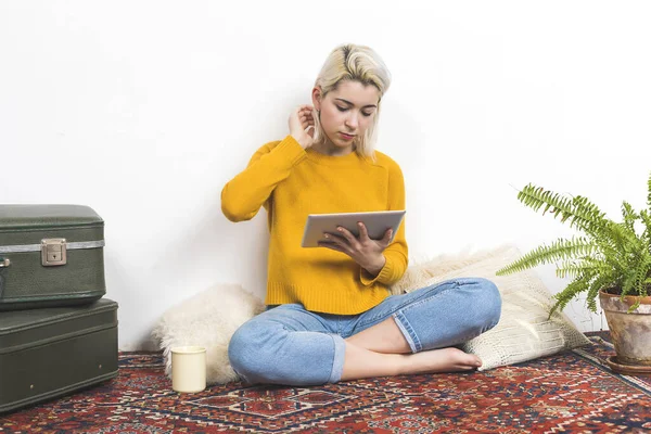 Krásná Mladá Žena Pomocí Tabletu Počítače Zatímco Sedí Podlaze Doma — Stock fotografie