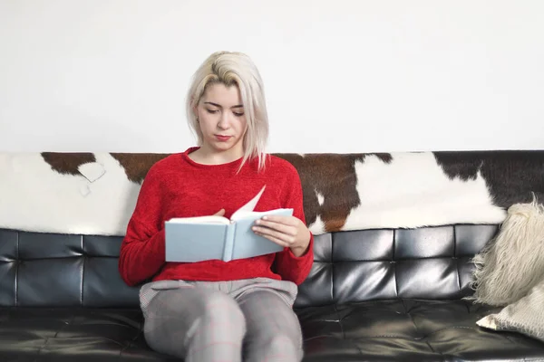 Eine Schöne Frau Liest Ihrem Wohnzimmer Ein Buch — Stockfoto