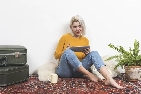 Hermosa Mujer Joven Usando Tableta Mientras Está Sentado Suelo Casa — Foto de Stock